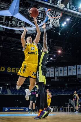 Basketball Berlin 12.02.2021 Saison 2020 2021 BBL 1. Bundesliga easyCredit-BBL Alba Berlin - medi Bayreuth Simone Fontecchio (Alba Berlin, No.20)