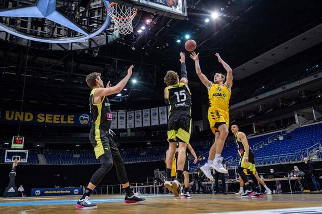 Sport Bilder des Tages Basketball Berlin 12.02.2021 Saison 2020 2021 BBL 1. Bundesliga easyCredit-BBL Alba Berlin - medi Bayreuth Luke Sikma (Alba Berlin, No.43) Matthew Tiby (Bayreuth, No.15)