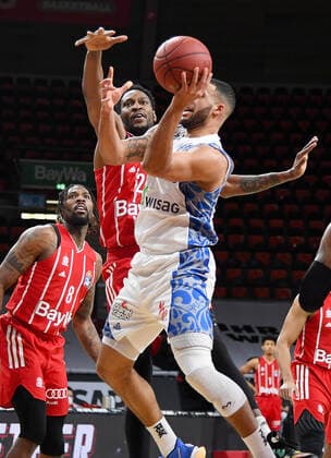 12.02.2021, xemx, Basketball BBL Bundesliga, FC Bayern Muenchen Basketball - Fraport Skyliners emspor, v.l. Ja Juan Johnson (FC Bayern Basketball) und Rasheed Moore (Fraport Skyliners) Zweikampf, Duell, Kampf, tackle Muenchen