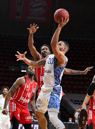 12.02.2021, xemx, Basketball BBL Bundesliga, FC Bayern Muenchen Basketball - Fraport Skyliners emspor, v.l. Ja Juan Johnson (FC Bayern Basketball) und Rasheed Moore (Fraport Skyliners) Zweikampf, Duell, Kampf, tackle Muenchen