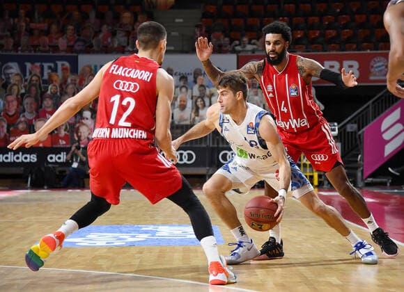 12.02.2021, xemx, Basketball BBL Bundesliga, FC Bayern Muenchen Basketball - Fraport Skyliners emspor, v.l. Diego Flaccadori (FC Bayern Basketball), Joe Rahon (Fraport Skyliners) und Dennis Jerome Seeley (FC Bayern Basketball) Zweikampf, Duell, Kampf, tackle Muenchen