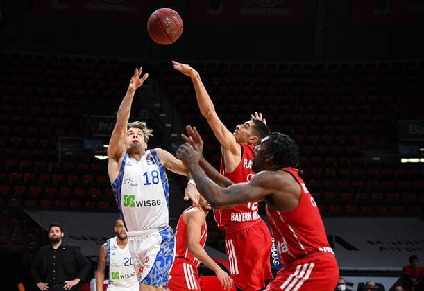12.02.2021, xemx, Basketball BBL Bundesliga, FC Bayern Muenchen Basketball - Fraport Skyliners emspor, v.l. Joe Rahon (Fraport Skyliners) und Diego Flaccadori (FC Bayern Basketball) Zweikampf, Duell, Kampf, tackle Muenchen