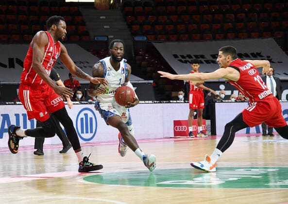 12.02.2021, xemx, Basketball BBL Bundesliga, FC Bayern Muenchen Basketball - Fraport Skyliners emspor, v.l. Ja Juan Johnson (FC Bayern Basketball) und Matt Mobley (Fraport Skyliners) Zweikampf, Duell, Kampf, tackle Muenchen