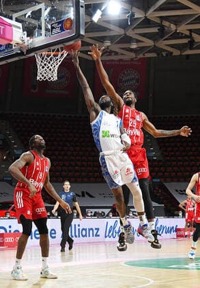 12.02.2021, xemx, Basketball BBL Bundesliga, FC Bayern Muenchen Basketball - Fraport Skyliners emspor, v.l. Matt Mobley (Fraport Skyliners) und Ja Juan Johnson (FC Bayern Basketball) Zweikampf, Duell, Kampf, tackle Muenchen