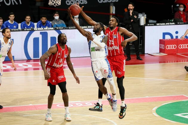Matt Mobley (Skyliners) und JaJuan Johnson (FCBB) waehrend dem 18.Spieltag in der Beko BBL Bundesliga am 12.02.2021. GER, Basketballl, Beko BBL Bundesliga, FC Bayern Basketball gegen Fraport Skyliners, 12.02.2021 Muenchen Copyright: xMarcelxEngelbrechtx Eibner-Pressefotox EP_met