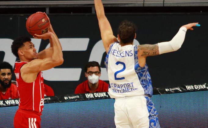 2 Wade Baldwin FCBB, rot gegen 2 Michael Kessens (Frankfurt) Basketball, 1. Bundesliga, BBL, FC Bayern München, Fraport Skyliners Frankfurt, Audi Dome, 12.02.2021 FOTO: Mladen Lackovic LakoPress