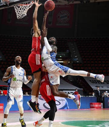 12.02.2021, xemx, Basketball BBL Bundesliga, FC Bayern Muenchen Basketball - Fraport Skyliners emspor, v.l. Jason George (FC Bayern Basketball), Diego Flaccadori (FC Bayern Basketball) und Matt Mobley (Fraport Skyliners) Zweikampf, Duell, Kampf, tackle Muenchen