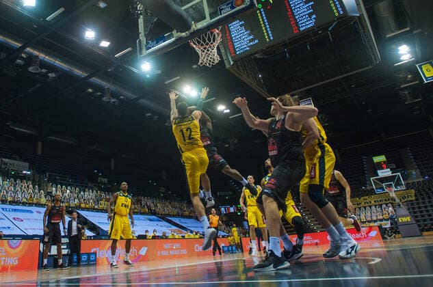 GER, Basketball, EWE Baskets Oldenburg vs JobStairs Giessen 46ers 12.02.2021, EWE Arena, Oldenburg, GER, easy Credit-BBL, EWE Baskets Oldenburg vs JobStairs Giessen 46ers, im Bild unter demKorb Diante GARRETT (Jobstairs Giessen 46ers 11 ) Martin BREUNING (EWE Baskets Oldenburg 12 ) John BRYANT (Jobstairs Giessen 46ers 54 )