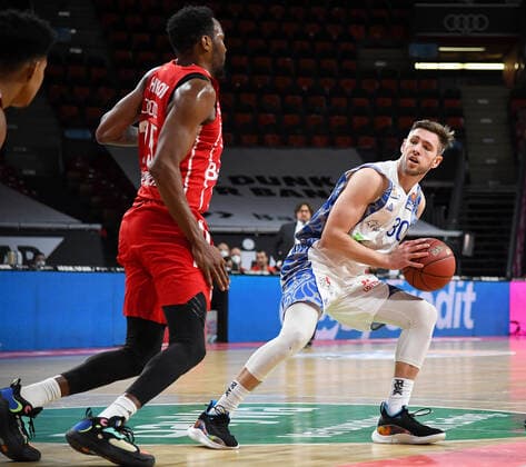12.02.2021, xemx, Basketball BBL Bundesliga, FC Bayern Muenchen Basketball - Fraport Skyliners emspor, v.l. Ja Juan Johnson (FC Bayern Basketball) und Jon Axel Gudmundsson (Fraport Skyliners) Zweikampf, Duell, Kampf, tackle Muenchen