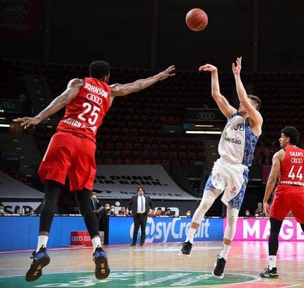 12.02.2021, xemx, Basketball BBL Bundesliga, FC Bayern Muenchen Basketball - Fraport Skyliners emspor, v.l. Ja Juan Johnson (FC Bayern Basketball) und Jon Axel Gudmundsson (Fraport Skyliners) Zweikampf, Duell, Kampf, tackle Muenchen