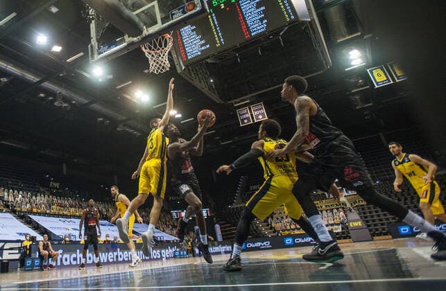 GER, Basketball, EWE Baskets Oldenburg vs JobStairs Giessen 46ers 12.02.2021, EWE Arena, Oldenburg, GER, easy Credit-BBL, EWE Baskets Oldenburg vs JobStairs Giessen 46ers, im Bild Isaac Brandon HAMILTON (Jobstairs Giessen 46ers 2 ) Braydon HOBBS (EWE Baskets Oldenburg 3 ) Phil PRESSEY (EWE Baskets Oldenburg 25 ) Diante GARRETT (Jobstairs Giessen 46ers 11 )