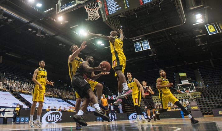 GER, Basketball, EWE Baskets Oldenburg vs JobStairs Giessen 46ers 12.02.2021, EWE Arena, Oldenburg, GER, easy Credit-BBL, EWE Baskets Oldenburg vs JobStairs Giessen 46ers, im Bild Jonathan STARK (Jobstairs Giessen 46ers 1 ) Philipp SCHWETHELM (EWE Baskets Oldenburg 33 ) Rickey PAULDING (EWE Baskets Oldenburg 23 )
