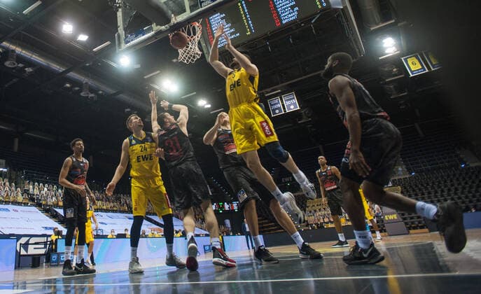 GER, Basketball, EWE Baskets Oldenburg vs JobStairs Giessen 46ers 12.02.2021, EWE Arena, Oldenburg, GER, easy Credit-BBL, EWE Baskets Oldenburg vs JobStairs Giessen 46ers, im Bild Nathan BOOTHE (EWE Baskets Oldenburg 45 ) Scottie JAMES Jr. (Jobstairs Giessen 46ers 31 ) Jonathan STARK (Jobstairs Giessen 46ers 1 ) Rasid MAHALBASIC (EWE Baskets Oldenburg 24 )