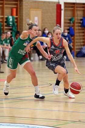 12.02.2021, xovx, Basketball Damen, DBBL, 1. Bundesliga, BC Pharmaserv Marburg - TSV 1880 Wasserburg v.l. Alexandra Wilke (BC Pharmaserv Marburg), Sophie Perner (TSV 1880 Wasserburg) Marburg Sporthalle Georg-Gaßmann-Stadion Hessen Deutschland (DE)