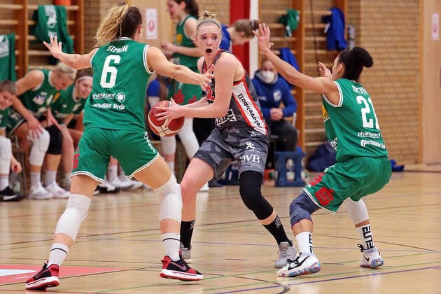12.02.2021, xovx, Basketball Damen, DBBL, 1. Bundesliga, BC Pharmaserv Marburg - TSV 1880 Wasserburg v.l. Theresa Simon (BC Pharmaserv Marburg), Laura Hebecker (TSV 1880 Wasserburg), Rachel Arthur (BC Pharmaserv Marburg) Marburg Sporthalle Georg-Gaßmann-Stadion Hessen Deutschland (DE)