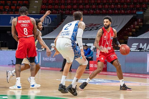 D. Seeley 4 (FC Bayern), Michael Kessens 2 (Fraport Skyliner), FC Bayern Basketball vs. Fraport Skyliners, BBL, 12.02.2021 Muenchen Bayern Deutschland