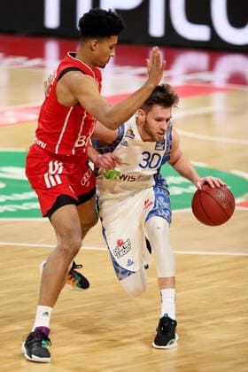 Jason George (FCBB) und Jon Axel Gudmundsson (Skyliners) waehrend dem 18.Spieltag in der Beko BBL Bundesliga am 12.02.2021. GER, Basketballl, Beko BBL Bundesliga, FC Bayern Basketball gegen Fraport Skyliners, 12.02.2021 Muenchen Copyright: xMarcelxEngelbrechtx Eibner-Pressefotox EP_met