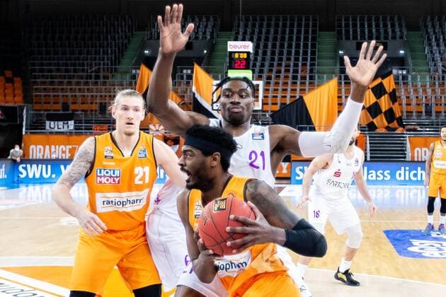 Aric Holman (Ratiopharm Ulm 35), Tai Odiase (BG Goettingen 21) GER, Ratiopharm Ulm vs. BG Goettingen, easycredit 1.Bundesliga Basketball,18.Spieltag, Saison 2020 21, 12.02.2021 Ratiopharm Ulm vs. BG Goettingen, 1.Basketball Bundesliga Neu-Ulm Copyright: xEibner-Pressefoto RogerxBuerkex EP_EER