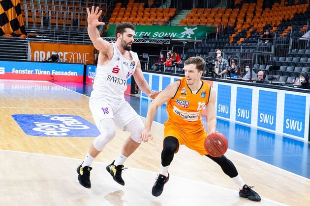 Andreas Obst (Ratiopharm Ulm 13), Harper Kamp (BG Goettingen 18) GER, Ratiopharm Ulm vs. BG Goettingen, easycredit 1.Bundesliga Basketball,18.Spieltag, Saison 2020 21, 12.02.2021 Ratiopharm Ulm vs. BG Goettingen, 1.Basketball Bundesliga Neu-Ulm Copyright: xEibner-Pressefoto RogerxBuerkex EP_EER