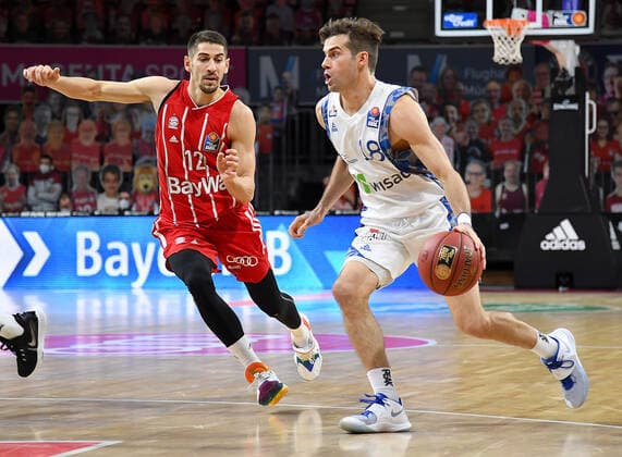 12.02.2021, xemx, Basketball BBL Bundesliga, FC Bayern Muenchen Basketball - Fraport Skyliners emspor, v.l. Diego Flaccadori (FC Bayern Basketball) und Joe Rahon (Fraport Skyliners) Zweikampf, Duell, Kampf, tackle Muenchen