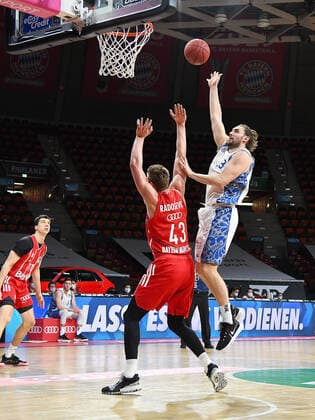 12.02.2021, xemx, Basketball BBL Bundesliga, FC Bayern Muenchen Basketball - Fraport Skyliners emspor, v.l. Leon Radosevic (FC Bayern Basketball) und Marco Voeller (Fraport Skyliners) Muenchen