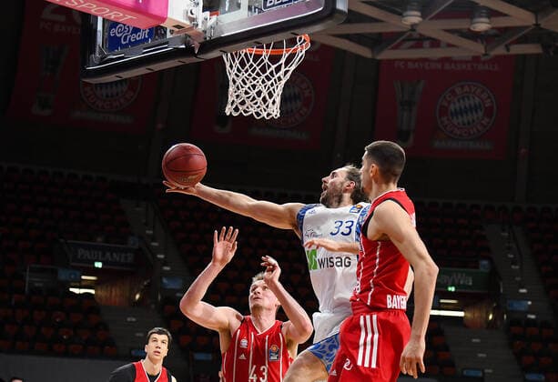 12.02.2021, xemx, Basketball BBL Bundesliga, FC Bayern Muenchen Basketball - Fraport Skyliners emspor, v.l. Leon Radosevic (FC Bayern Basketball), Marco Voeller (Fraport Skyliners) und Diego Flaccadori (FC Bayern Basketball) Zweikampf, Duell, Kampf, tackle Muenchen