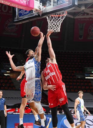 12.02.2021, xemx, Basketball BBL Bundesliga, FC Bayern Muenchen Basketball - Fraport Skyliners emspor, v.l. Vladimir Lucic (FC Bayern Basketball), Rasheed Moore (Fraport Skyliners) und Paul Zipser (FC Bayern Basketball) Zweikampf, Duell, Kampf, tackle Muenchen