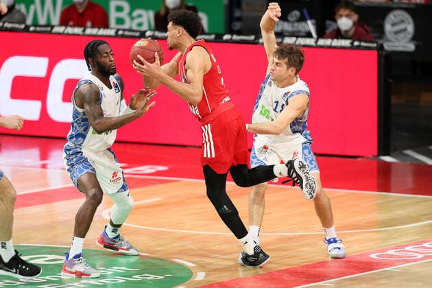 Matt Mobley (Skyliners) und Wade Baldwin (FCBB) waehrend dem 18.Spieltag in der Beko BBL Bundesliga am 12.02.2021. GER, Basketballl, Beko BBL Bundesliga, FC Bayern Basketball gegen Fraport Skyliners, 12.02.2021 Muenchen Copyright: xMarcelxEngelbrechtx Eibner-Pressefotox EP_met