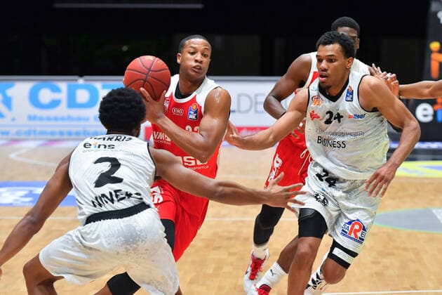 Chemnitz, Deutschland 12. Februar 2021: BBL - 2020 2021 - Niners Chemnitz vs. Brose Bamberg v. li. im Zweikampf Harris Terrell (Chemnitz), Devon Hall (Bamberg), George King (Chemnitz), Copyright: xFotostandx xDostmannx