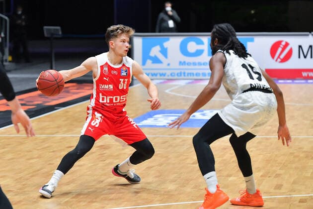 Chemnitz, Deutschland 12. Februar 2021: BBL - 2020 2021 - Niners Chemnitz vs. Brose Bamberg v. li. im Zweikampf Bennet Hundt (Bamberg), Marcus Thornton (Chemnitz), Copyright: xFotostandx xDostmannx