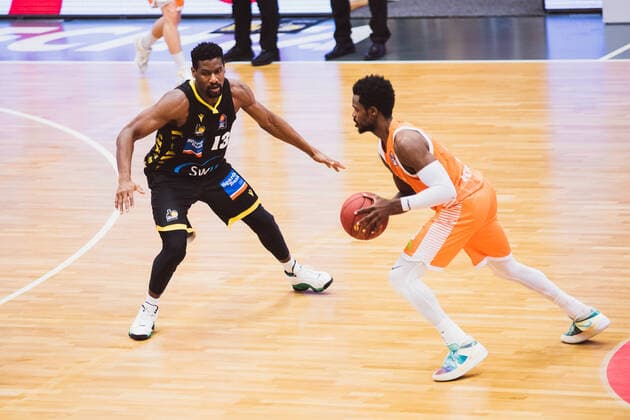 easyCredit-BBL: 18. Spieltag - RASTA Vechta vs. MHP RIESEN Ludwigsburg, 12.02.2021 Yorman Polas Bartolo (MHP RIESEN Ludwigsburg, 13), Joshua Adam Young (RASTA Vechta, 8); easyCredit-BBL: 18. Spieltag - RASTA Vechta vs. MHP RIESEN Ludwigsburg am 12.02.2021 in Vechta (RASTA Dome), Germany, Copyright: xBEAUTIFULxSPORTS Neddermannx