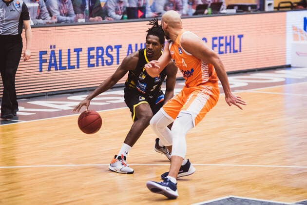 easyCredit-BBL: 18. Spieltag - RASTA Vechta vs. MHP RIESEN Ludwigsburg, 12.02.2021 Jaleen Smith (MHP RIESEN Ludwigsburg, 3), Stefan Peno (RASTA Vechta, 4); easyCredit-BBL: 18. Spieltag - RASTA Vechta vs. MHP RIESEN Ludwigsburg am 12.02.2021 in Vechta (RASTA Dome), Germany, Copyright: xBEAUTIFULxSPORTS Neddermannx