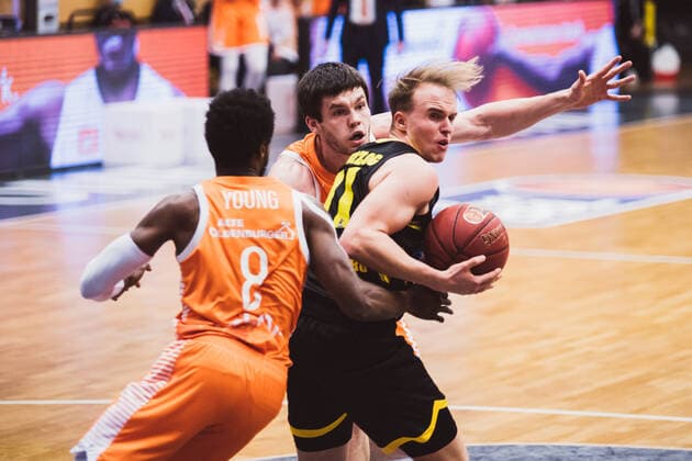 easyCredit-BBL: 18. Spieltag - RASTA Vechta vs. MHP RIESEN Ludwigsburg, 12.02.2021 Joshua Adam Young (RASTA Vechta, 8), Will Vorhees (RASTA Vechta, 41), Lukas Herzog (MHP RIESEN Ludwigsburg, 11); easyCredit-BBL: 18. Spieltag - RASTA Vechta vs. MHP RIESEN Ludwigsburg am 12.02.2021 in Vechta (RASTA Dome), Germany, Copyright: xBEAUTIFULxSPORTS Neddermannx