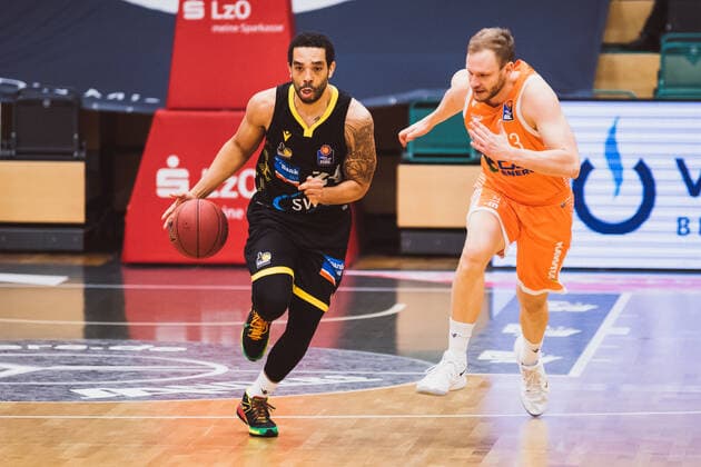 easyCredit-BBL: 18. Spieltag - RASTA Vechta vs. MHP RIESEN Ludwigsburg, 12.02.2021 Andrew Warren (MHP RIESEN Ludwigsburg, 24), Robin Manuel Christen (RASTA Vechta, 33); easyCredit-BBL: 18. Spieltag - RASTA Vechta vs. MHP RIESEN Ludwigsburg am 12.02.2021 in Vechta (RASTA Dome), Germany, Copyright: xBEAUTIFULxSPORTS Neddermannx