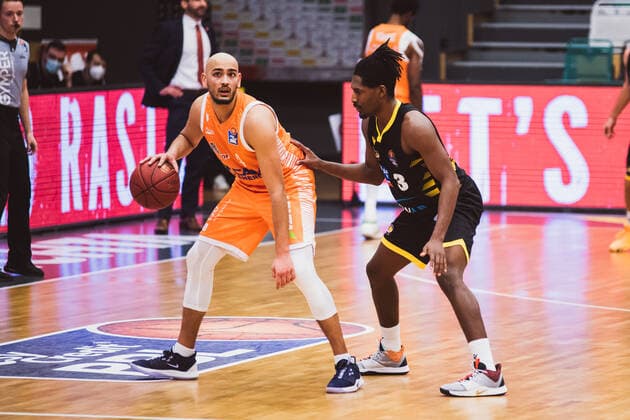 easyCredit-BBL: 18. Spieltag - RASTA Vechta vs. MHP RIESEN Ludwigsburg, 12.02.2021 Stefan Peno (RASTA Vechta, 4), Jaleen Smith (MHP RIESEN Ludwigsburg, 3); easyCredit-BBL: 18. Spieltag - RASTA Vechta vs. MHP RIESEN Ludwigsburg am 12.02.2021 in Vechta (RASTA Dome), Germany, Copyright: xBEAUTIFULxSPORTS Neddermannx