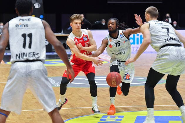 Chemnitz, Deutschland 12. Februar 2021: BBL - 2020 2021 - Niners Chemnitz vs. Brose Bamberg v. li. im Zweikampf Bennet Hundt (Bamberg), Marcus Thornton (Chemnitz), Copyright: xFotostandx xDostmannx