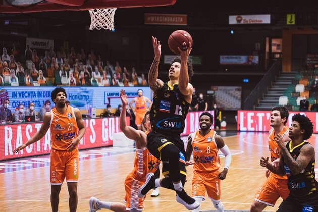 easyCredit-BBL: 18. Spieltag - RASTA Vechta vs. MHP RIESEN Ludwigsburg, 12.02.2021 Jannes Hundt (RASTA Vechta, 20), Jonah Radebaugh (MHP RIESEN Ludwigsburg, 12), Joshua Adam Young (RASTA Vechta, 8); easyCredit-BBL: 18. Spieltag - RASTA Vechta vs. MHP RIESEN Ludwigsburg am 12.02.2021 in Vechta (RASTA Dome), Germany, Copyright: xBEAUTIFULxSPORTS Neddermannx