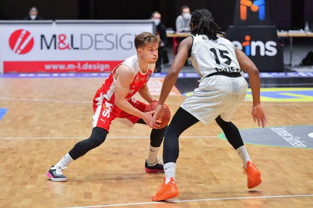 Chemnitz, Deutschland 12. Februar 2021: BBL - 2020 2021 - Niners Chemnitz vs. Brose Bamberg v. li. im Zweikampf Bennet Hundt (Bamberg), Marcus Thornton (Chemnitz), Copyright: xFotostandx xDostmannx