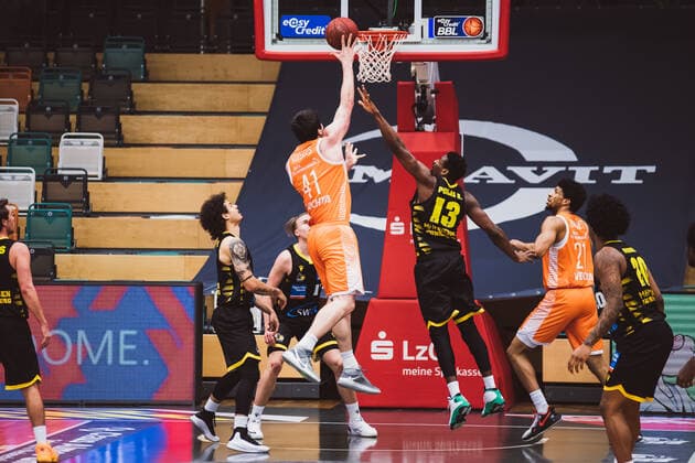 easyCredit-BBL: 18. Spieltag - RASTA Vechta vs. MHP RIESEN Ludwigsburg, 12.02.2021 Jonah Radebaugh (MHP RIESEN Ludwigsburg, 12), Lukas Herzog (MHP RIESEN Ludwigsburg, 11), Will Vorhees (RASTA Vechta, 41), Yorman Polas Bartolo (MHP RIESEN Ludwigsburg, 13), Jordan Kahlil Barnett (RASTA Vechta, 21); easyCredit-BBL: 18. Spieltag - RASTA Vechta vs. MHP RIESEN Ludwigsburg am 12.02.2021 in Vechta (RASTA Dome), Germany, Copyright: xBEAUTIFULxSPORTS Neddermannx