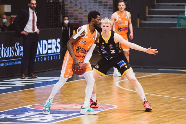 easyCredit-BBL: 18. Spieltag - RASTA Vechta vs. MHP RIESEN Ludwigsburg, 12.02.2021 Joshua Adam Young (RASTA Vechta, 8), Jacob Patrick (MHP RIESEN Ludwigsburg, 2); easyCredit-BBL: 18. Spieltag - RASTA Vechta vs. MHP RIESEN Ludwigsburg am 12.02.2021 in Vechta (RASTA Dome), Germany, Copyright: xBEAUTIFULxSPORTS Neddermannx