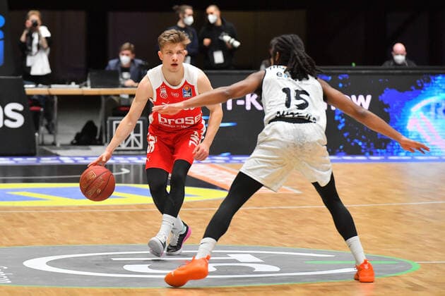 Chemnitz, Deutschland 12. Februar 2021: BBL - 2020 2021 - Niners Chemnitz vs. Brose Bamberg v. li. im Zweikampf Bennet Hundt (Bamberg), Marcus Thornton (Chemnitz), Copyright: xFotostandx xDostmannx