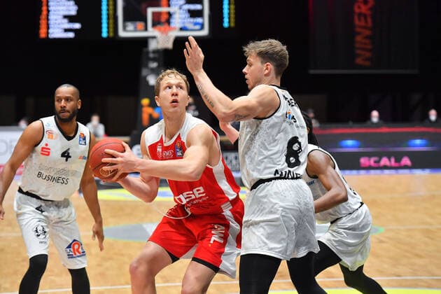 Chemnitz, Deutschland 12. Februar 2021: BBL - 2020 2021 - Niners Chemnitz vs. Brose Bamberg v. li. im Zweikampf Christian Sengfelder (Bamberg), Jan Niklas Wimberg (Chemnitz), Copyright: xFotostandx xDostmannx