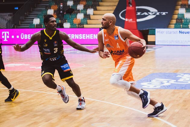 easyCredit-BBL: 18. Spieltag - RASTA Vechta vs. MHP RIESEN Ludwigsburg, 12.02.2021 Jaleen Smith (MHP RIESEN Ludwigsburg, 3), Stefan Peno (RASTA Vechta, 4); easyCredit-BBL: 18. Spieltag - RASTA Vechta vs. MHP RIESEN Ludwigsburg am 12.02.2021 in Vechta (RASTA Dome), Germany, Copyright: xBEAUTIFULxSPORTS Neddermannx