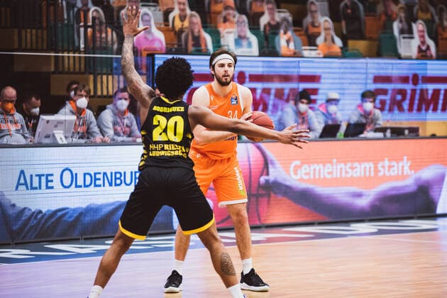 easyCredit-BBL: 18. Spieltag - RASTA Vechta vs. MHP RIESEN Ludwigsburg, 12.02.2021 Desi Rodriguez (MHP RIESEN Ludwigsburg, 20), Jesse Johannes Hunt (RASTA Vechta, 34); easyCredit-BBL: 18. Spieltag - RASTA Vechta vs. MHP RIESEN Ludwigsburg am 12.02.2021 in Vechta (RASTA Dome), Germany, Copyright: xBEAUTIFULxSPORTS Neddermannx