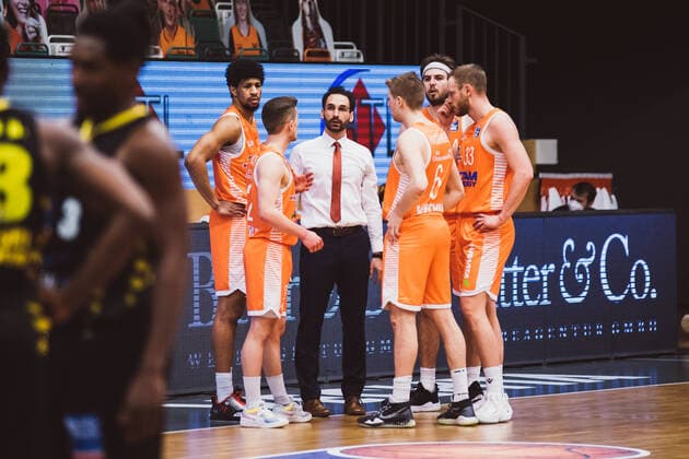 easyCredit-BBL: 18. Spieltag - RASTA Vechta vs. MHP RIESEN Ludwigsburg, 12.02.2021 Jordan Kahlil Barnett (RASTA Vechta, 21), Jannes Hundt (RASTA Vechta, 20), Thomas Paech (RASTA Vechta, Head Coach), Tim Hasbargen (RASTA Vechta, 6), Jesse Johannes Hunt (RASTA Vechta, 34), Robin Manuel Christen (RASTA Vechta, 33); easyCredit-BBL: 18. Spieltag - RASTA Vechta vs. MHP RIESEN Ludwigsburg am 12.02.2021 in Vechta (RASTA Dome), Germany, Copyright: xBEAUTIFULxSPORTS Neddermannx
