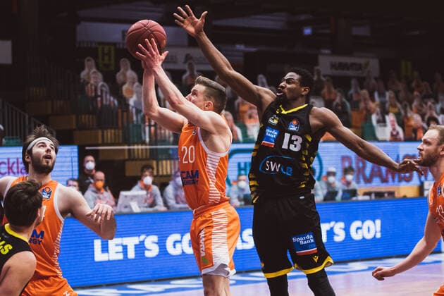 easyCredit-BBL: 18. Spieltag - RASTA Vechta vs. MHP RIESEN Ludwigsburg, 12.02.2021 Jannes Hundt (RASTA Vechta, 20), Yorman Polas Bartolo (MHP RIESEN Ludwigsburg, 13); easyCredit-BBL: 18. Spieltag - RASTA Vechta vs. MHP RIESEN Ludwigsburg am 12.02.2021 in Vechta (RASTA Dome), Germany, Copyright: xBEAUTIFULxSPORTS Neddermannx