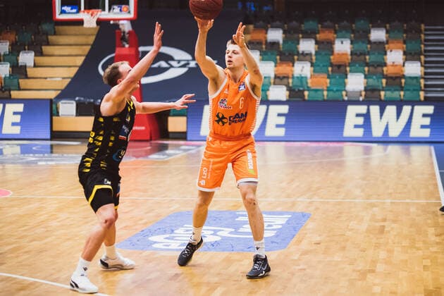 easyCredit-BBL: 18. Spieltag - RASTA Vechta vs. MHP RIESEN Ludwigsburg, 12.02.2021 Lukas Herzog (MHP RIESEN Ludwigsburg, 11), Tim Hasbargen (RASTA Vechta, 6); easyCredit-BBL: 18. Spieltag - RASTA Vechta vs. MHP RIESEN Ludwigsburg am 12.02.2021 in Vechta (RASTA Dome), Germany, Copyright: xBEAUTIFULxSPORTS Neddermannx