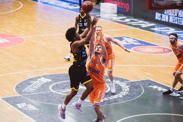 easyCredit-BBL: 18. Spieltag - RASTA Vechta vs. MHP RIESEN Ludwigsburg, 12.02.2021 Desi Rodriguez (MHP RIESEN Ludwigsburg, 20), Will Vorhees (RASTA Vechta, 41); easyCredit-BBL: 18. Spieltag - RASTA Vechta vs. MHP RIESEN Ludwigsburg am 12.02.2021 in Vechta (RASTA Dome), Germany, Copyright: xBEAUTIFULxSPORTS Neddermannx