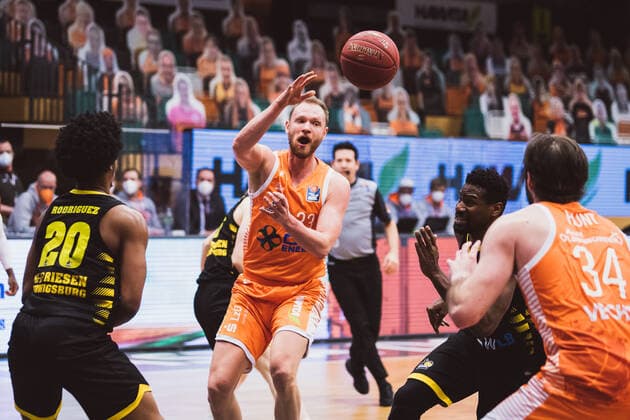easyCredit-BBL: 18. Spieltag - RASTA Vechta vs. MHP RIESEN Ludwigsburg, 12.02.2021 Desi Rodriguez (MHP RIESEN Ludwigsburg, 20), Robin Manuel Christen (RASTA Vechta, 33), Yorman Polas Bartolo (MHP RIESEN Ludwigsburg, 13), Jesse Johannes Hunt (RASTA Vechta, 34); easyCredit-BBL: 18. Spieltag - RASTA Vechta vs. MHP RIESEN Ludwigsburg am 12.02.2021 in Vechta (RASTA Dome), Germany, Copyright: xBEAUTIFULxSPORTS Neddermannx