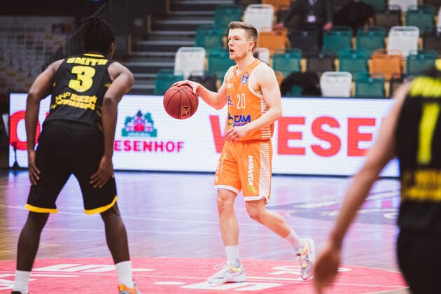 easyCredit-BBL: 18. Spieltag - RASTA Vechta vs. MHP RIESEN Ludwigsburg, 12.02.2021 Jaleen Smith (MHP RIESEN Ludwigsburg, 3), Jannes Hundt (RASTA Vechta, 20); easyCredit-BBL: 18. Spieltag - RASTA Vechta vs. MHP RIESEN Ludwigsburg am 12.02.2021 in Vechta (RASTA Dome), Germany, Copyright: xBEAUTIFULxSPORTS Neddermannx